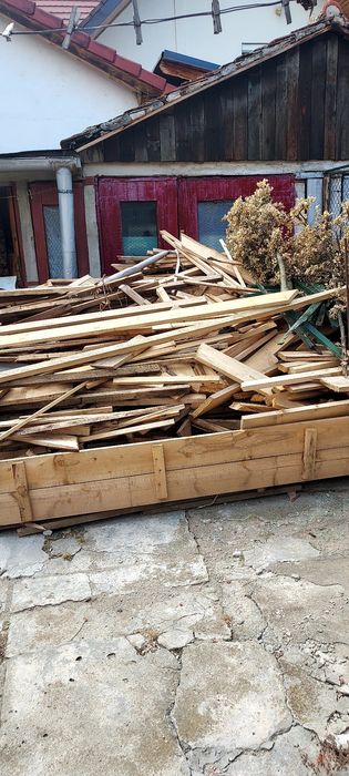Lemn de foc lați și resturi de la acoperiș