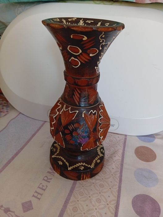 Vaza sculptata din lemn