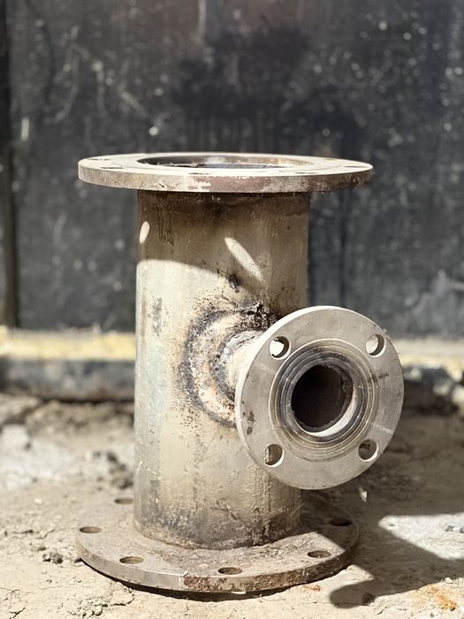 Стальной фланцевый тройник.