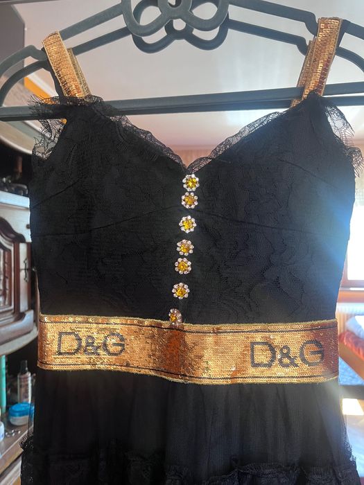 Rochie făcută pe comada