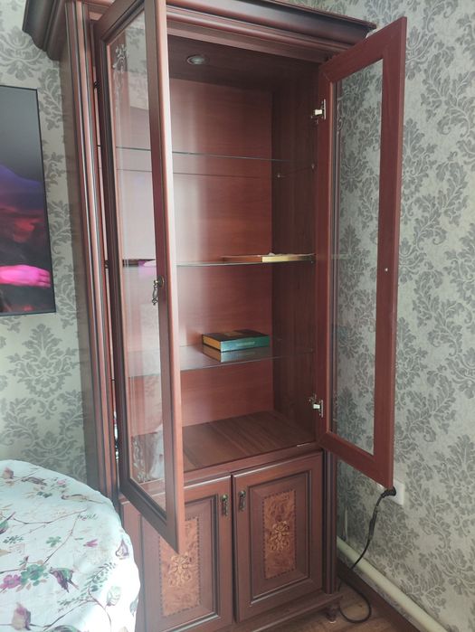 Продам сервант-витрина для посуды, книг, сувениров
