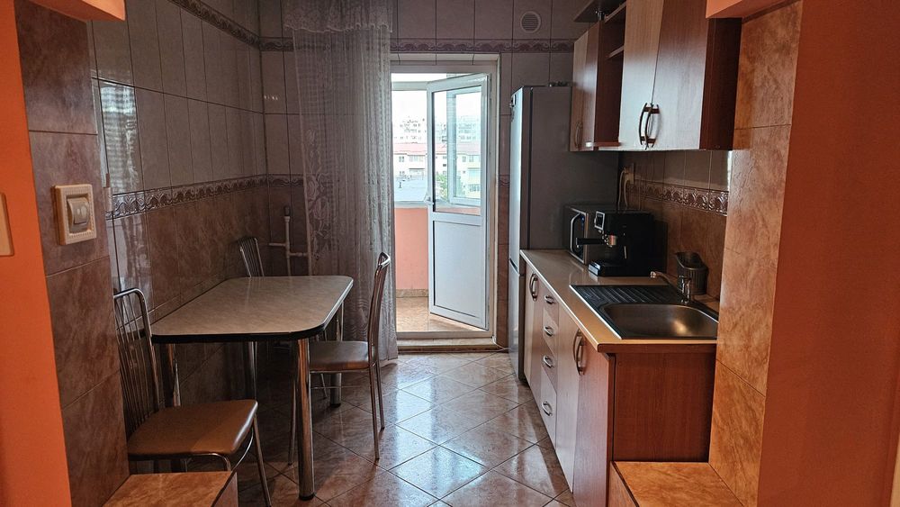 Închiriez apartament 3 camere