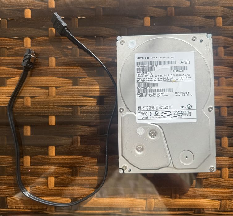 Жесткий диск на 1 ТБ от компании Hitachi
