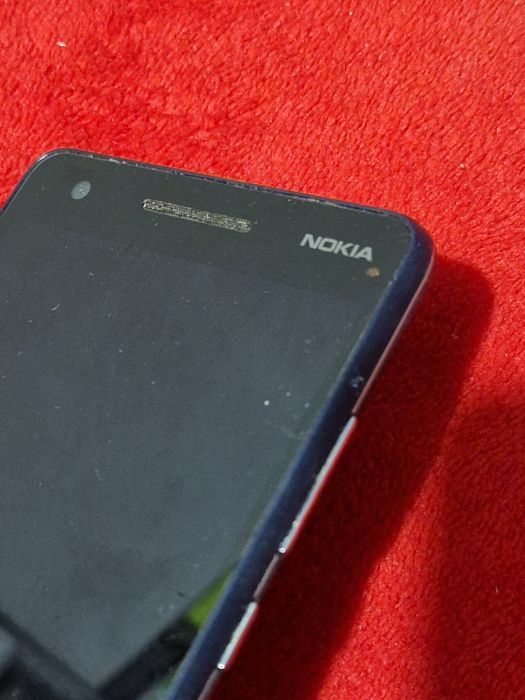 Telefon Nokia cu touchscreen si încărcător.  Nu pornește