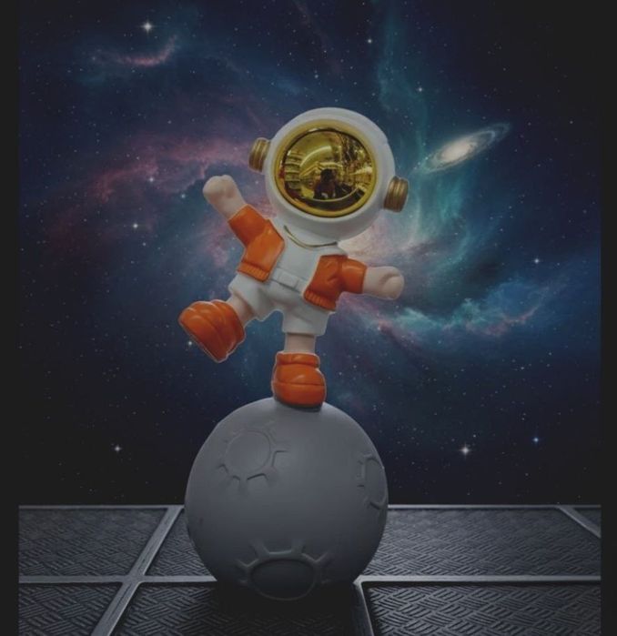 Статуэтка космонавт