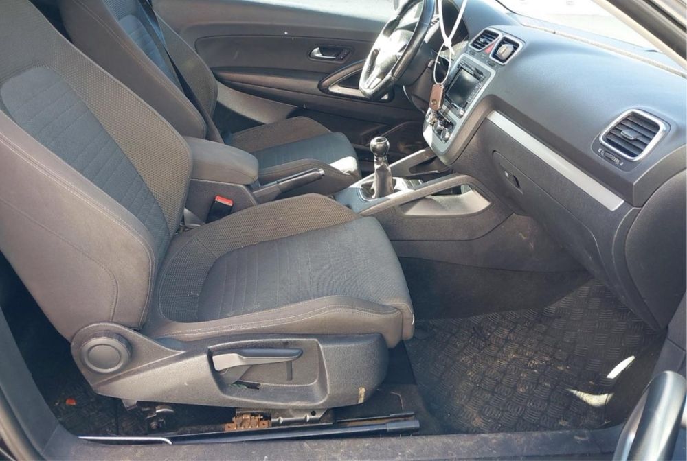 За Части Volkswagen Sirocco 1.4tfsi 2010g ръчка код мотор CGG