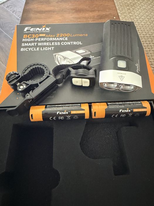 Lanterna bicicleta/trotineta FENIX BC30 V2.0 2200lumeni