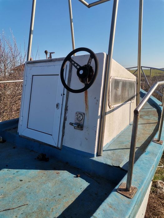 Лодка с бордови двигаел