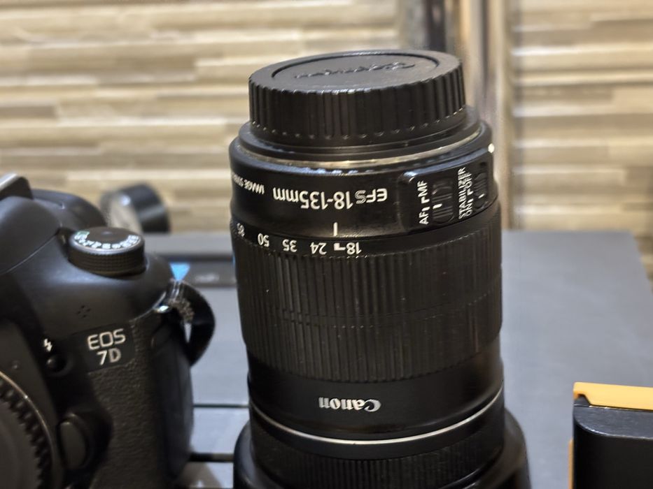 Фотоапарат в отлично състояние!Canon D7+обектив 18/135 Промоция !!!