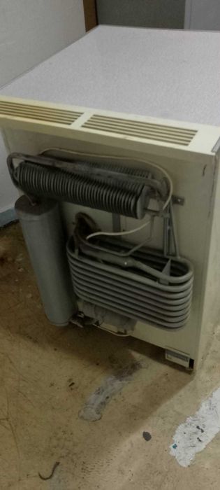 малък хладилник работещ.