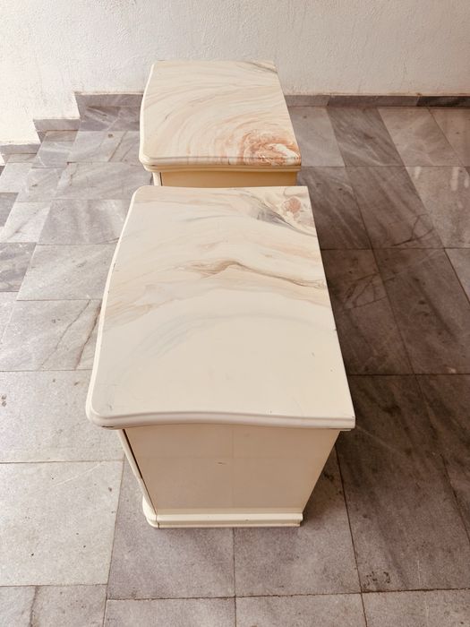 Италиански нощни шкафчета с мраморени плотове от 70-те