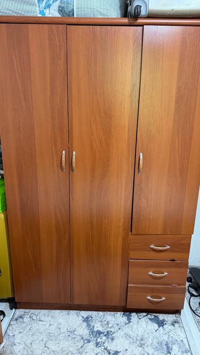 Продаётся срочно шкаф и два кровати