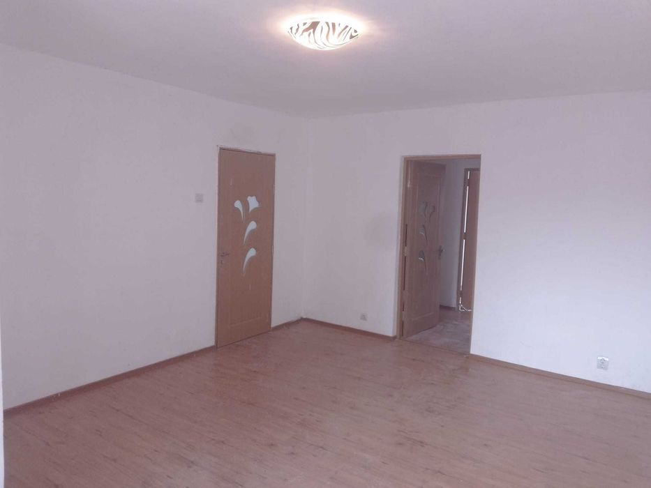 Vand apartament 2 camere 60mp semidecomandat zona Centrala Filiasi