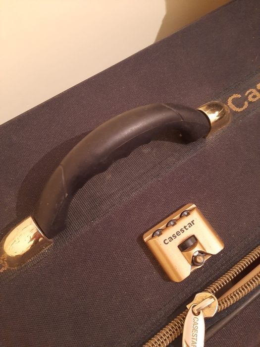 Продам чемодан