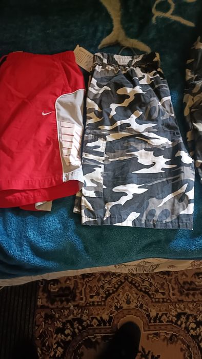 Vând salopete mărimea 60 și pantaloni scurți mărimea XXXL