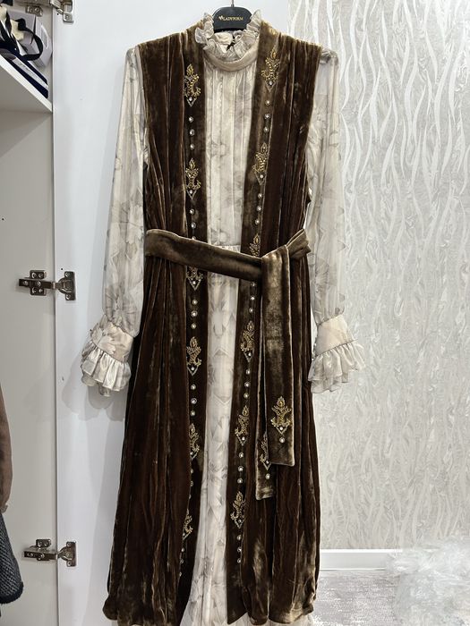 Қазақи нақыштағы шапан