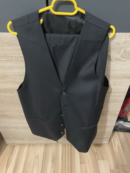 Vand costum negru