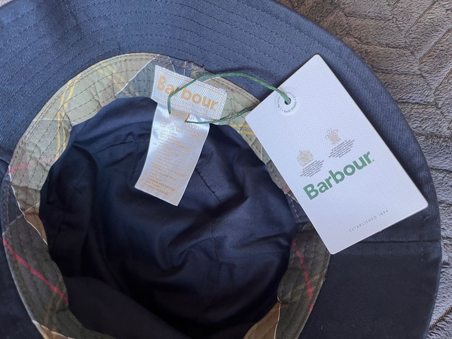 Синя шапка Barbour