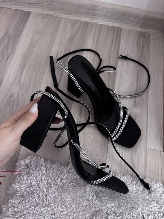 Черни елегантни сандали на ток