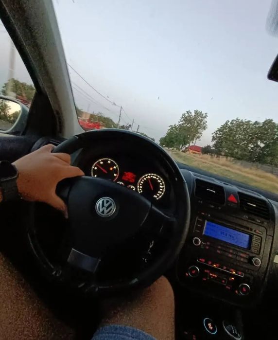 Vând Golf 5 1.9 tdi
