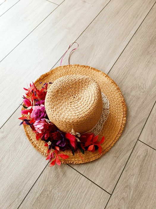 Pălărie accesorizată