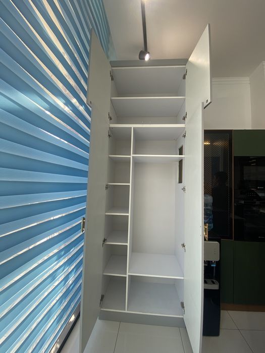 продаётся шкаф для прихожки. обрацец витрина.