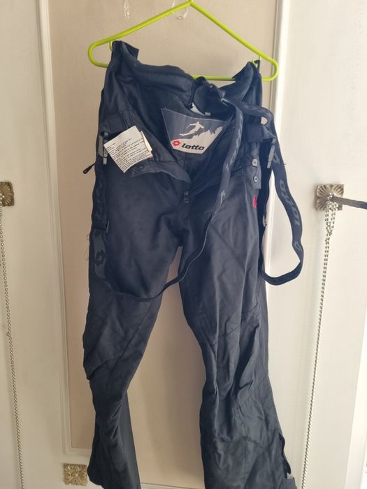 Vând  costume profesionale  pentru  ski