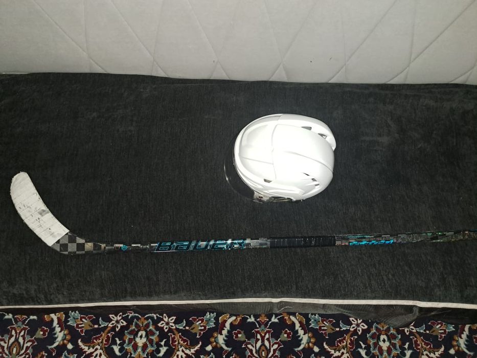 Шлем и клюшка для хоккея
