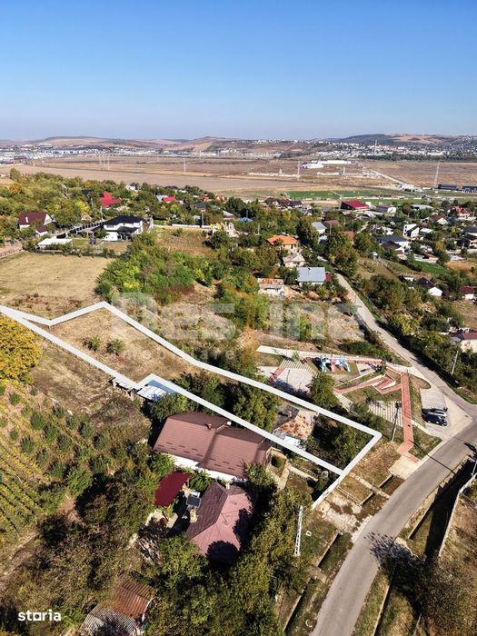 Teren de 1.247 mp cu priveliște spre Iași – liniște aproape de oraș
