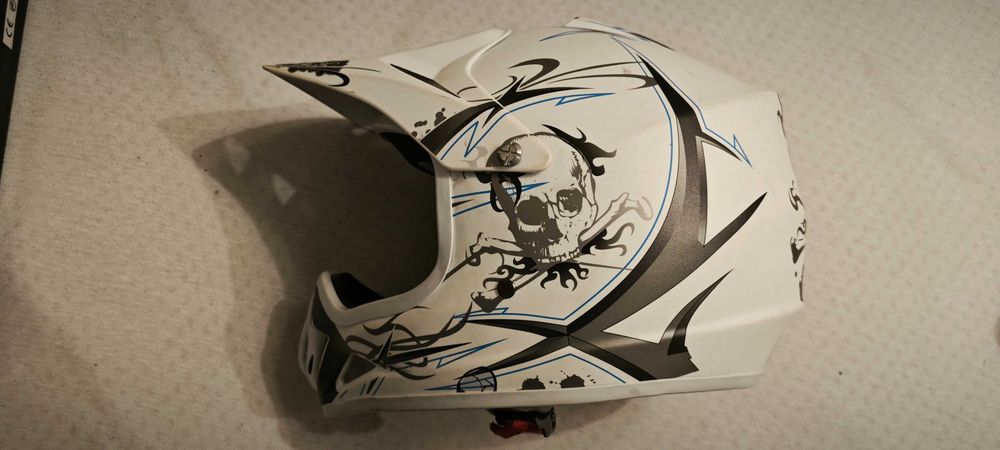 Продавам детска кросова каска