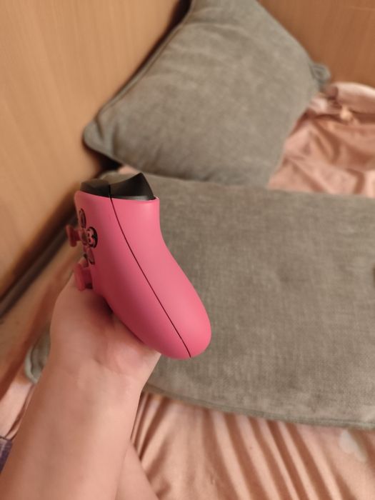 Vând controler roz de Xbox seria x și merge și pe seria s