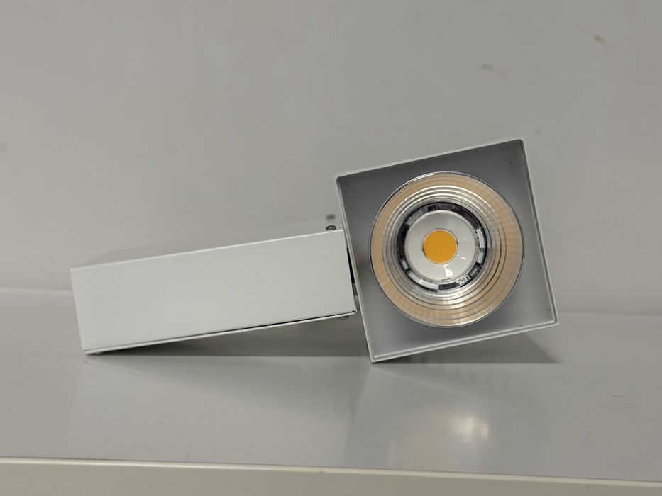 Plafoniera led pe sina