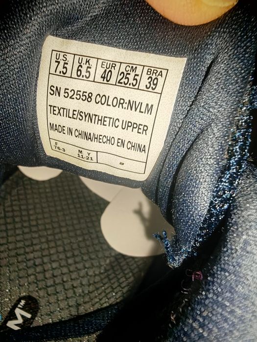 Vând adidași marca Skechers