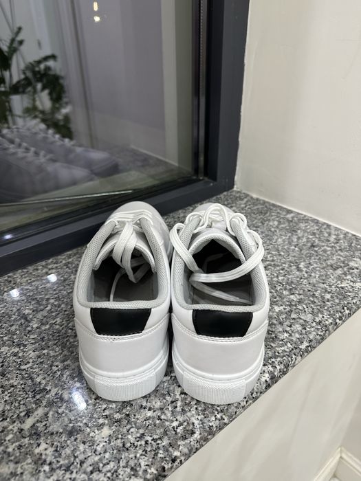 продаю белые кеды