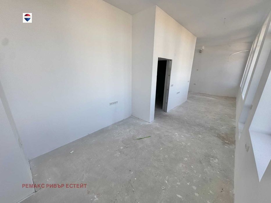 Продава се Тристаен апартамент в Русе, Здравец Изток - 146 кв.м за 959 €/кв.м - Снимка #2