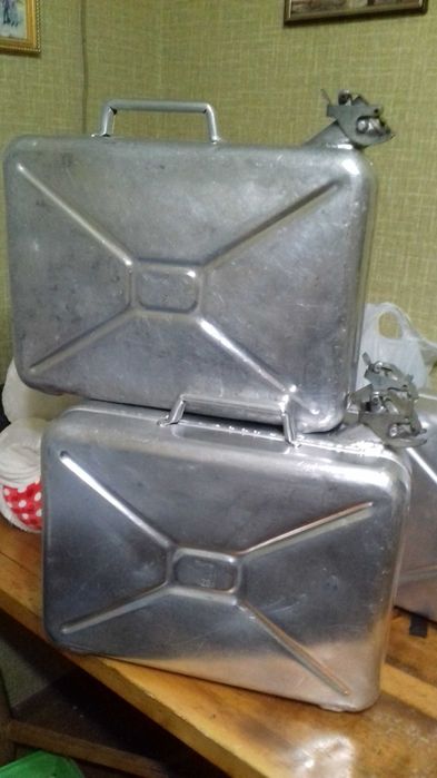 . Продаются канистры алюминиевые и железные.