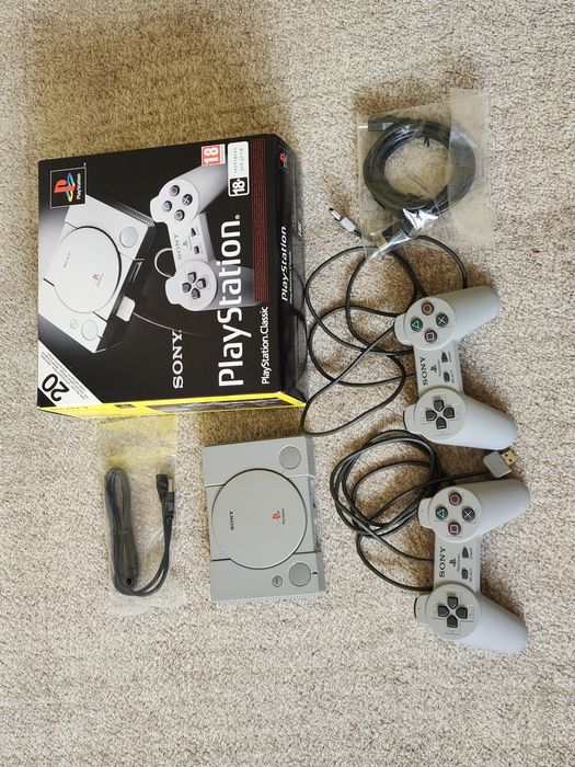 PlayStation Classic конзола с 20 игри