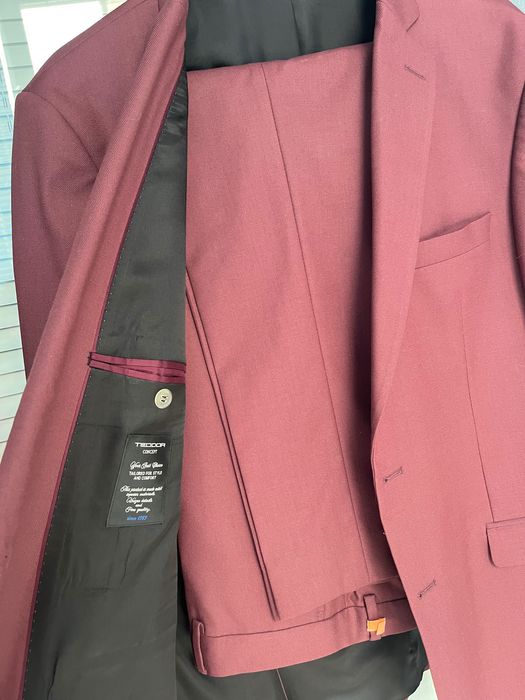 Продавам два мъжки костюма в отлично състояние-носени по веднъж,без забележки.