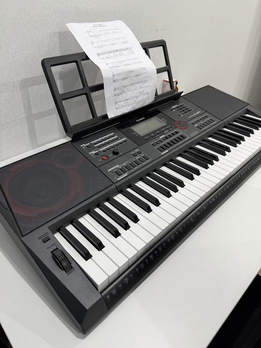 Продаётся синтезатор новый