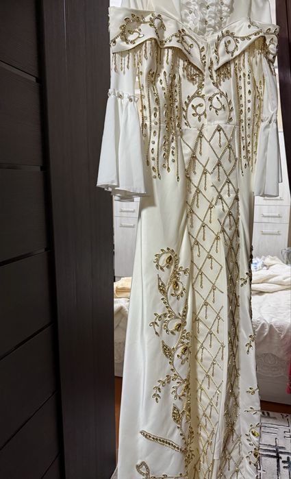 Ansambl orqasi uzun shleyfli