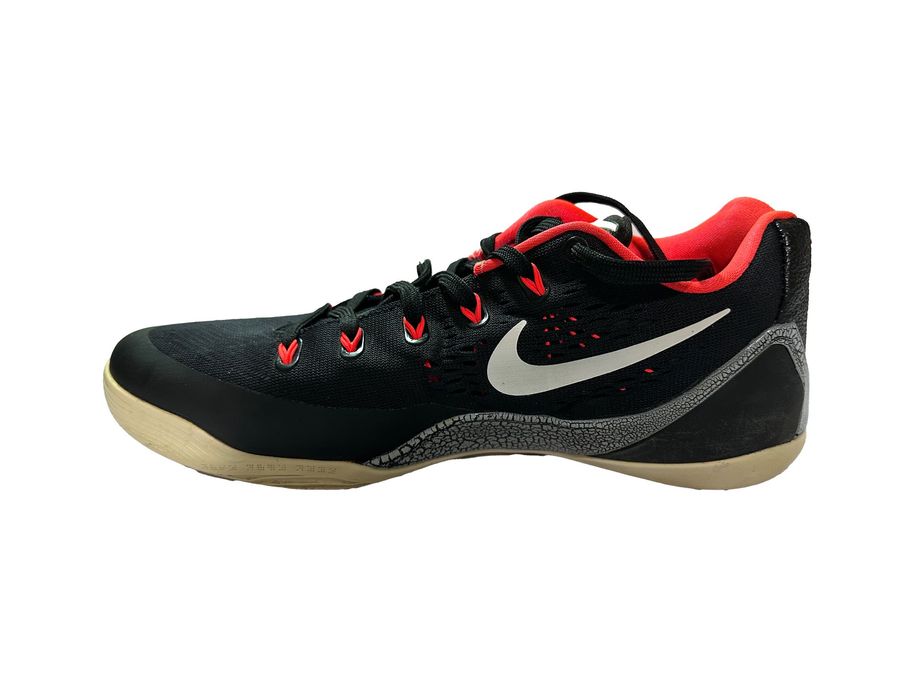 Adidasi Basket Nike Kobe 9 (IX) EM Low Laser Crimson, cateva purtari