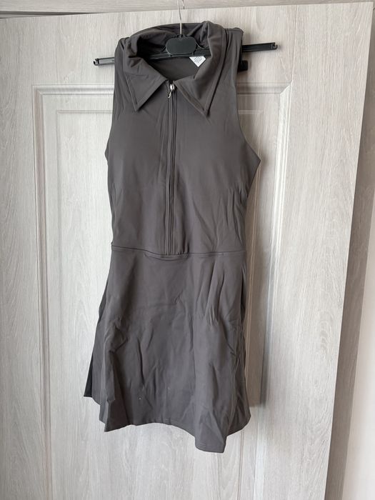 Rochie sport tenis damă Fără mâneci Croială A Plisată cu fermoar – Gri închis. Marimi disponibile M si L.
