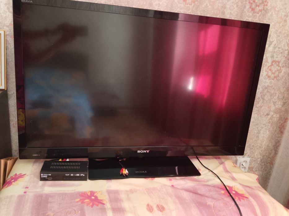 Телевизор SONY 2012 года выпуска диагональ 42 дюйма.