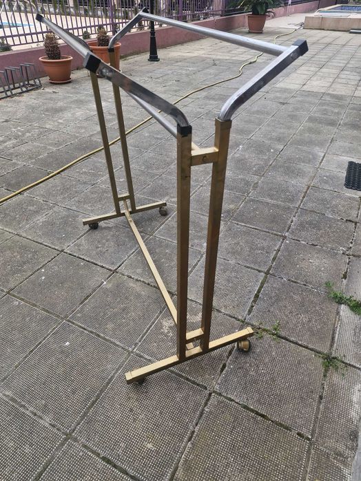 Щендери за дрехи на колелца