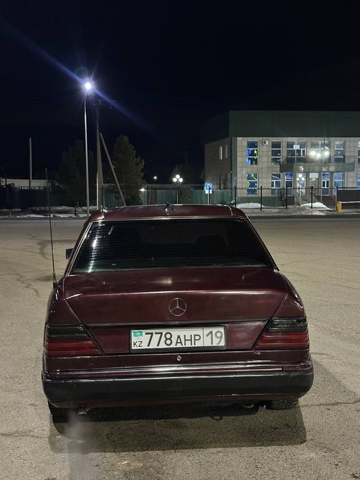 Продам машину мерс 124