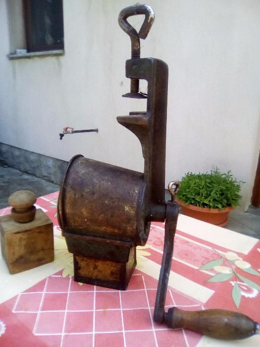 Masina de macinat nuca, foarte veche.Stare buna si functionala!