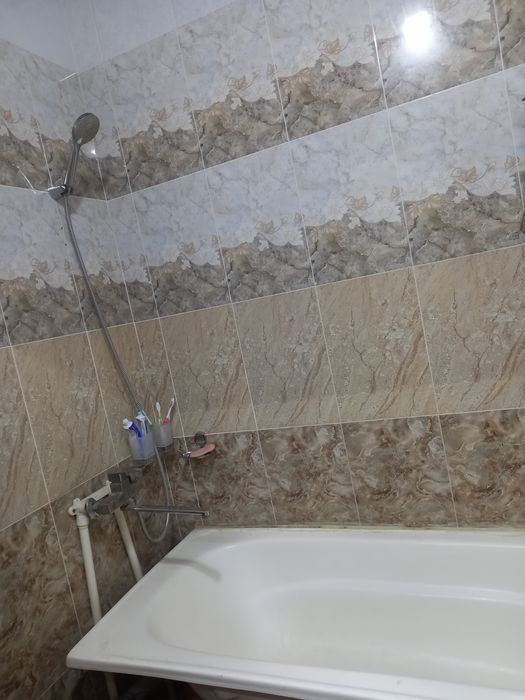 Vagzal Med.ekispirt oldida 1-xonalik uy sotiladi.narx.30000$