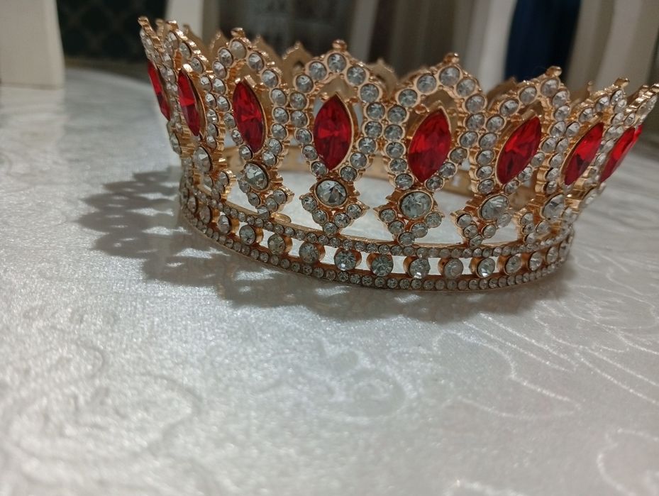 Қызыл тастары бар әдемі тәж