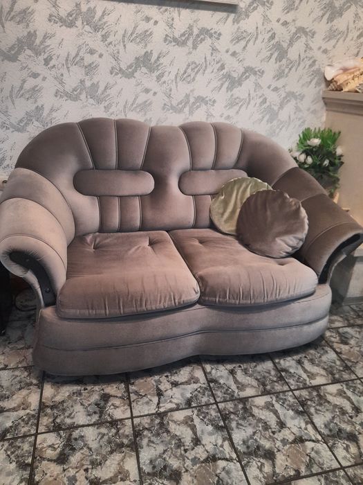 Диван двойка  разтегателен в  много  добро  състояние    цена   150  евро .