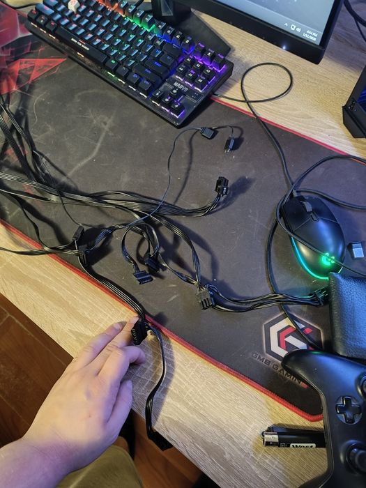 Vând sursa aqirys de 550W